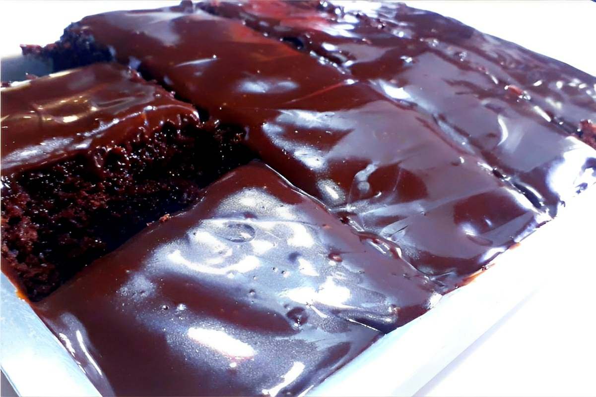 Bolo de chocolate muito simples e gostoso para o lanche da tarde das crianças