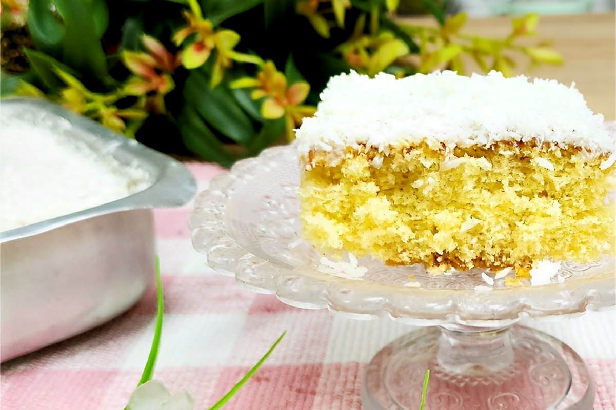 Bolo de coco fofinho e molhadinho com leite condensado uma delícia