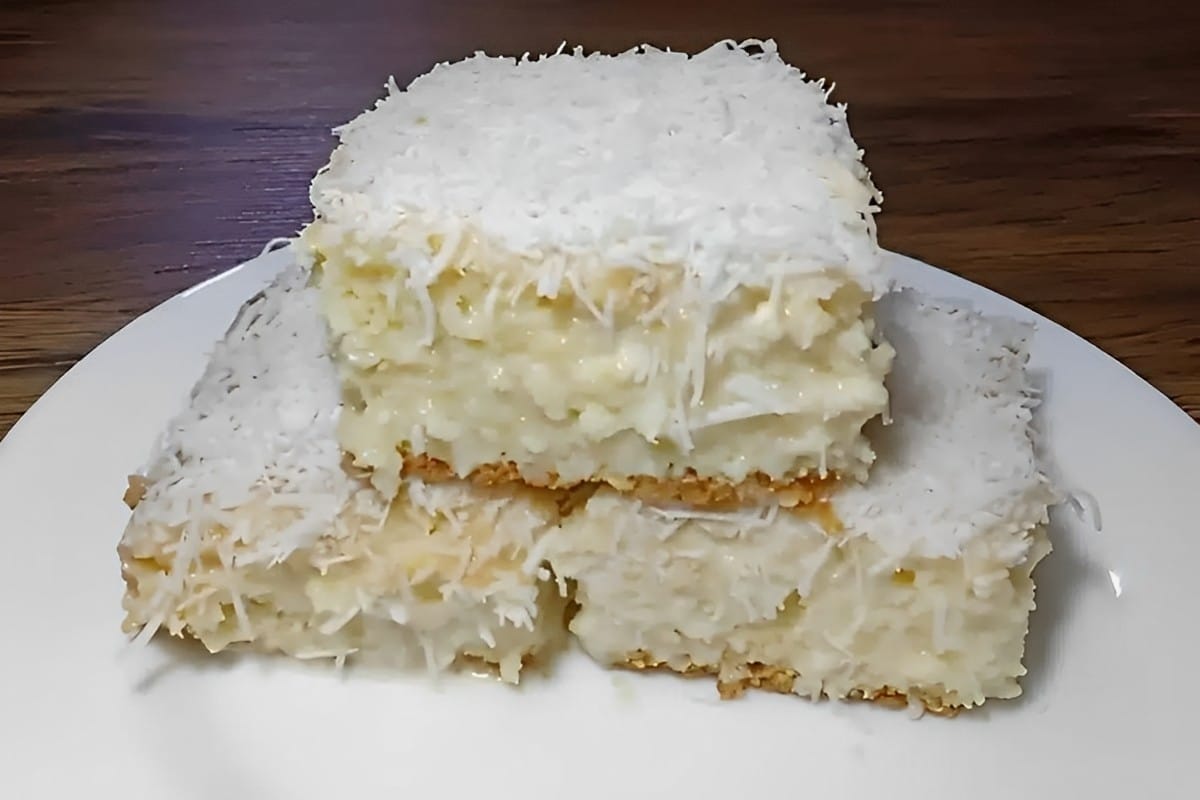 Bolo de coco bem molhadinho e perfeito para embrulhar no papel alumínio e levar para onde quiser