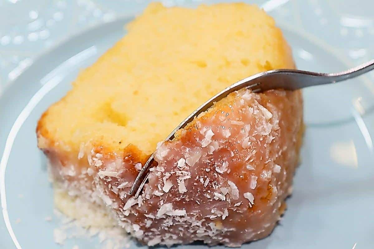 Bolo de coco úmido fofinho e macio para o seu lanche da tarde ou café da manhã