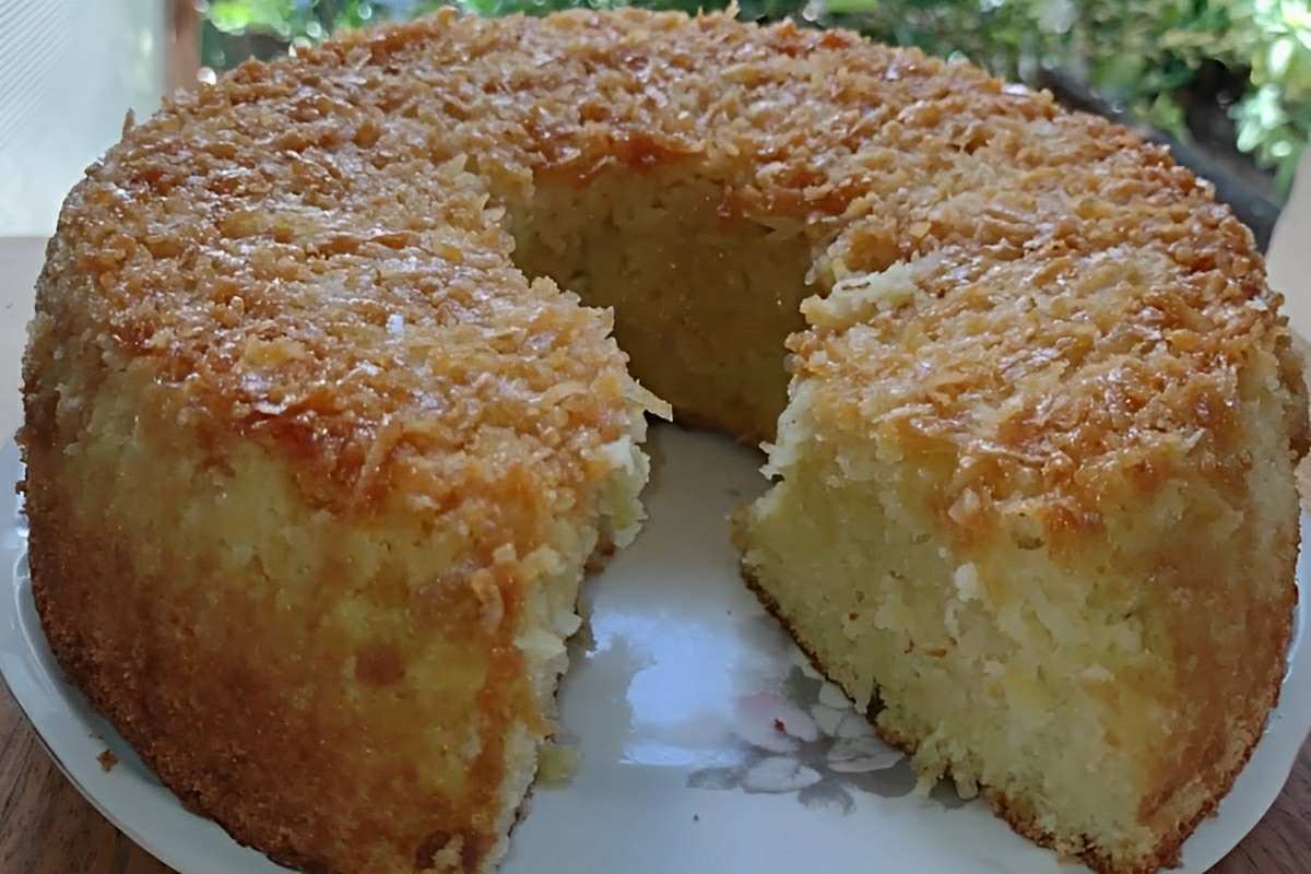 Bolo de coco simples e prático perfeito para o seu lanche da tarde ou café da manhã