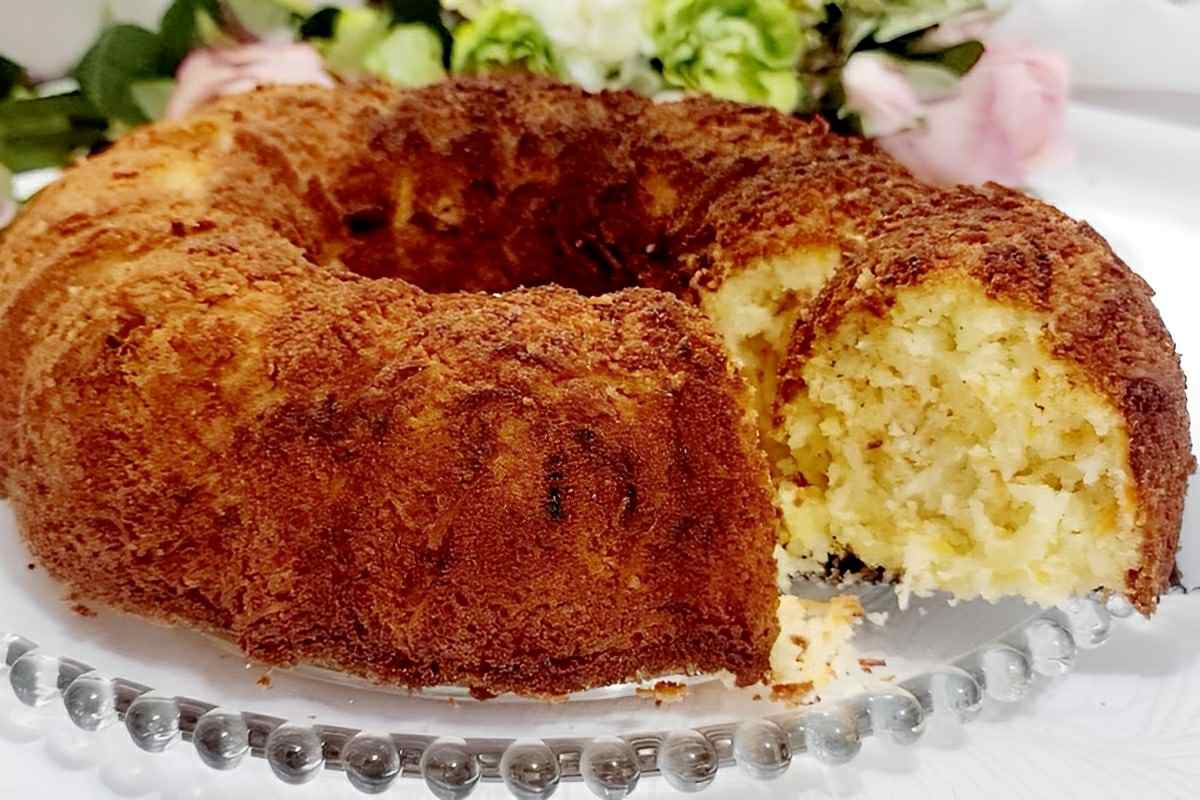 Misturei coco e cenoura e fiz um bolo de coco com cenoura incrível que acabou em 10 minutos