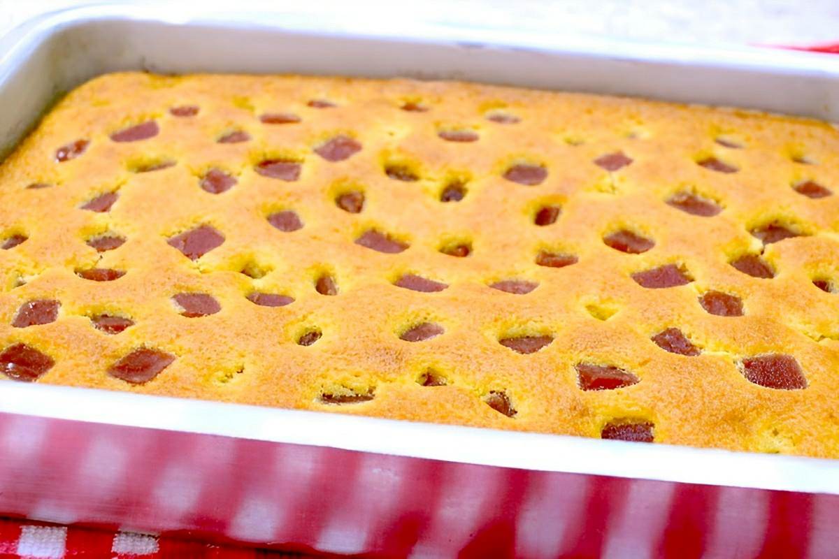 Bolo de fubá que já sai do forno recheado com goiabada muito simples e fácil de fazer