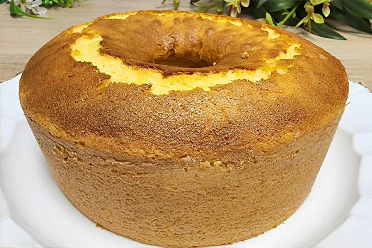 Bolo de fubá amanteigado macio e fofinho perfeito para servir com chá ou café