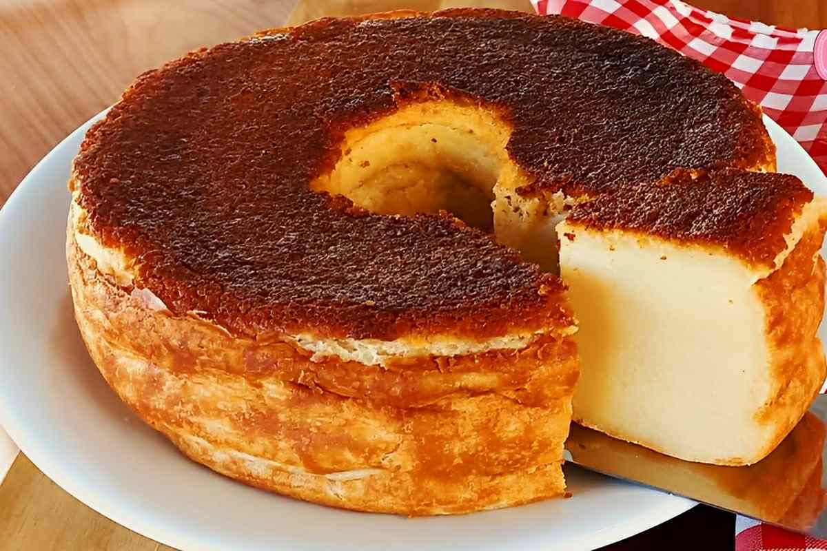 Bolo mole ou bolo de leite aquele bolo molhadinho e delicioso que parece um pudim
