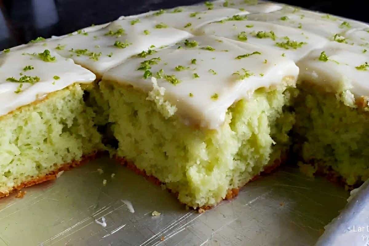 Dia dos avós: Bolo de limão com cobertura de leite condensado igual a vovó fazia para o lanche