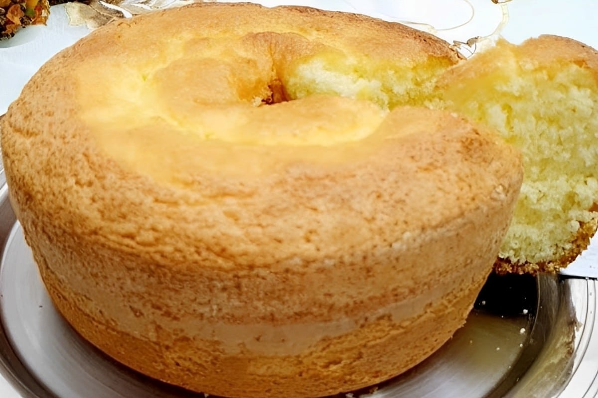 Bolo de maisena feito com poucos ingredientes muito fofinho e delicioso