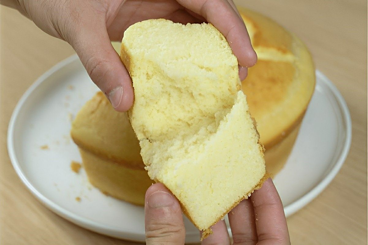 Bolo de maisena que derrete na boca perfeito para servir com chá ou café