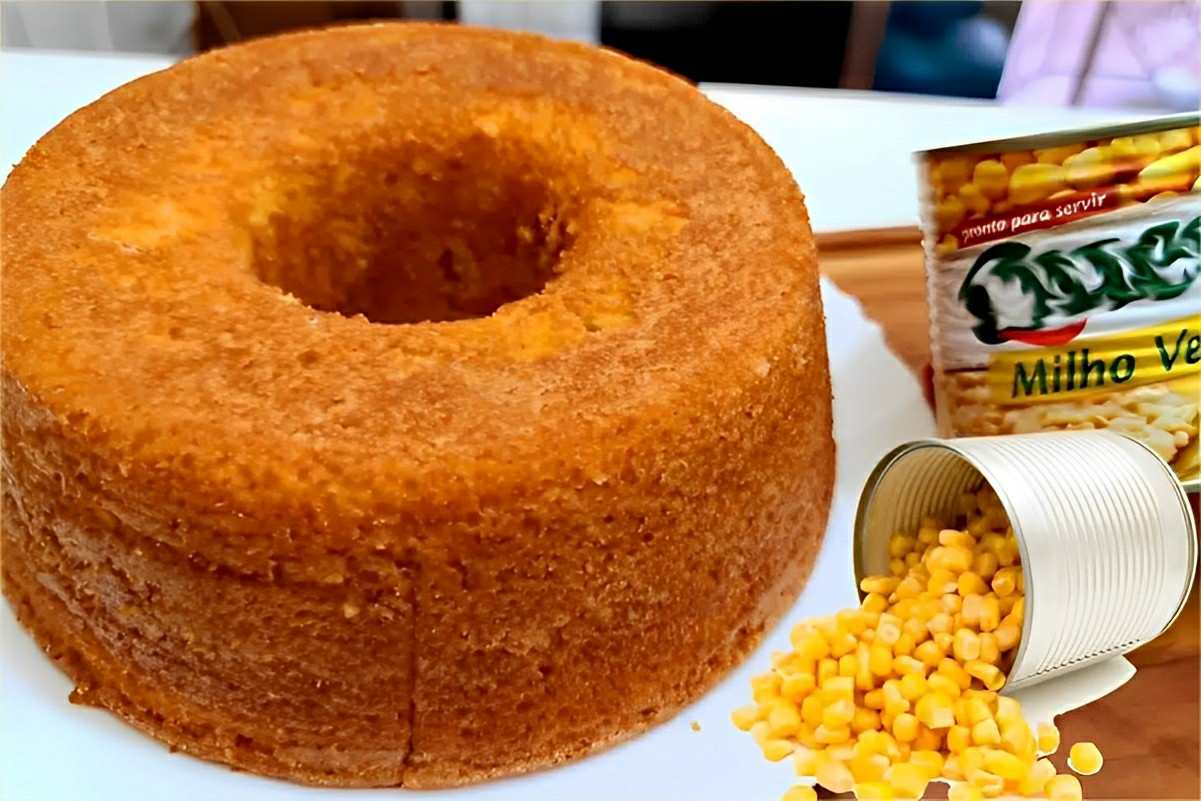 Bolo de milho de liquidificador feito com milho de latinha é só bater os ingredientes e levar ao forno