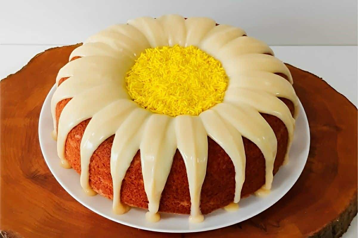 Bolo margarida branca com cobertura 4 leites lindo delicioso e fácil de fazer