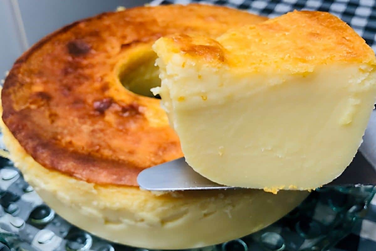Bolo moça cremosa tão molhadinho e saboroso que parece um pudim