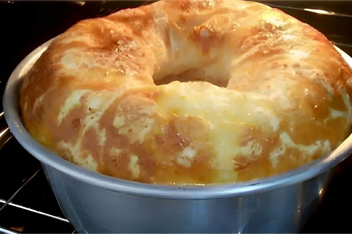 Bolo pão de queijo de liquidificador é só bater os ingredientes colocar na forma e assar