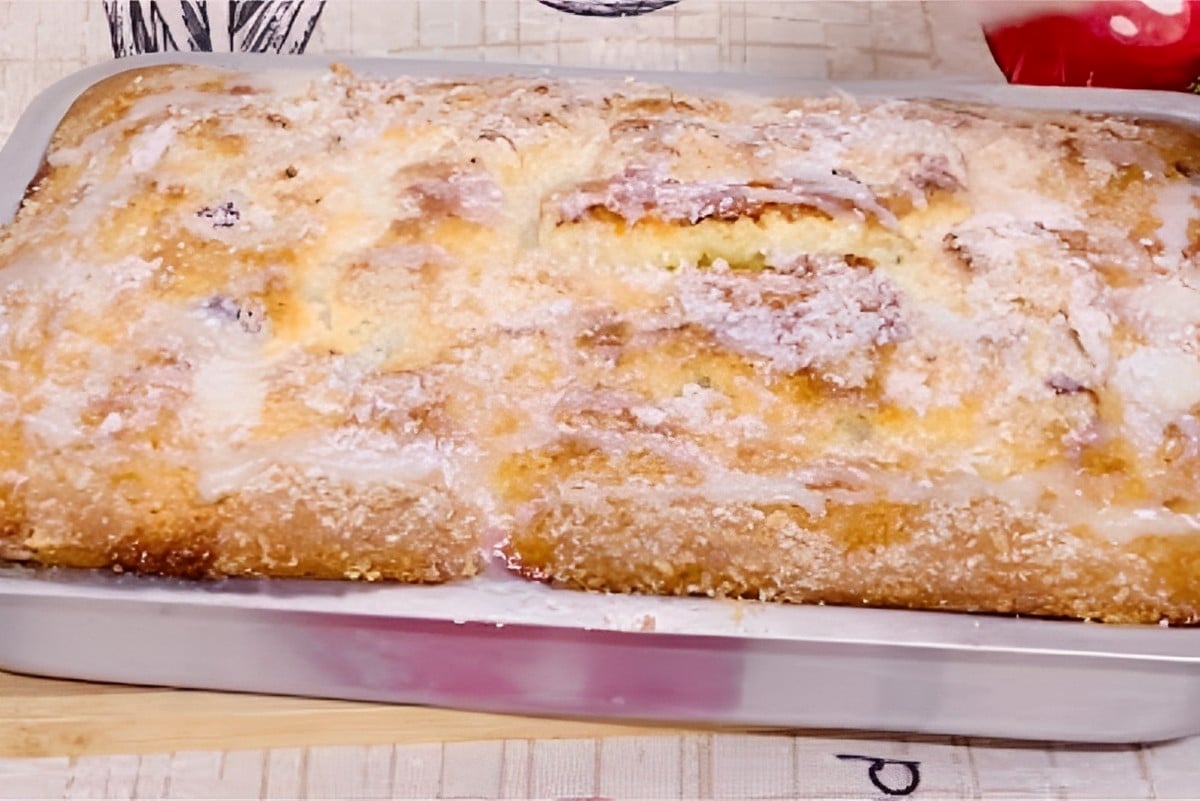 Bolo que já sai recheado do forno com goiabada e coberto com coco e leite condensado uma delícia