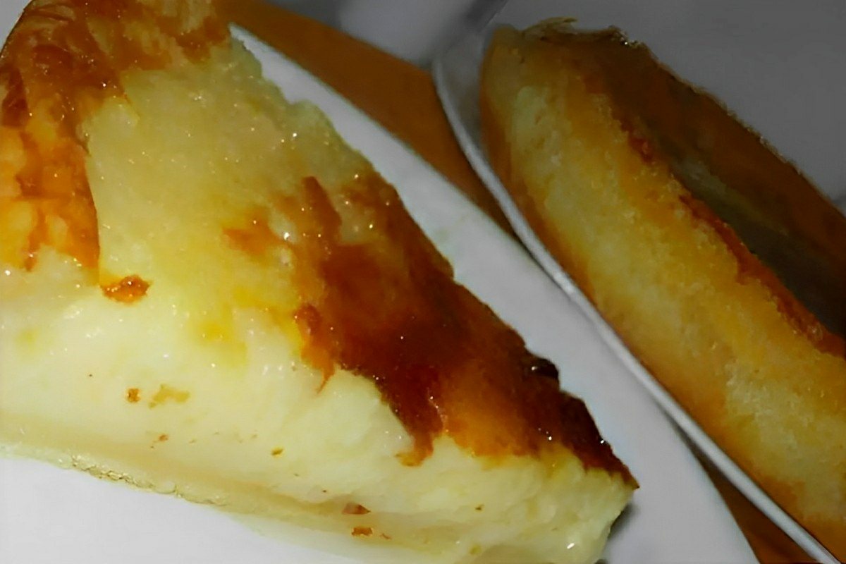 Bolo queijadinha molhadinho delicioso e fácil de fazer basta misturar os ingredientes e assar