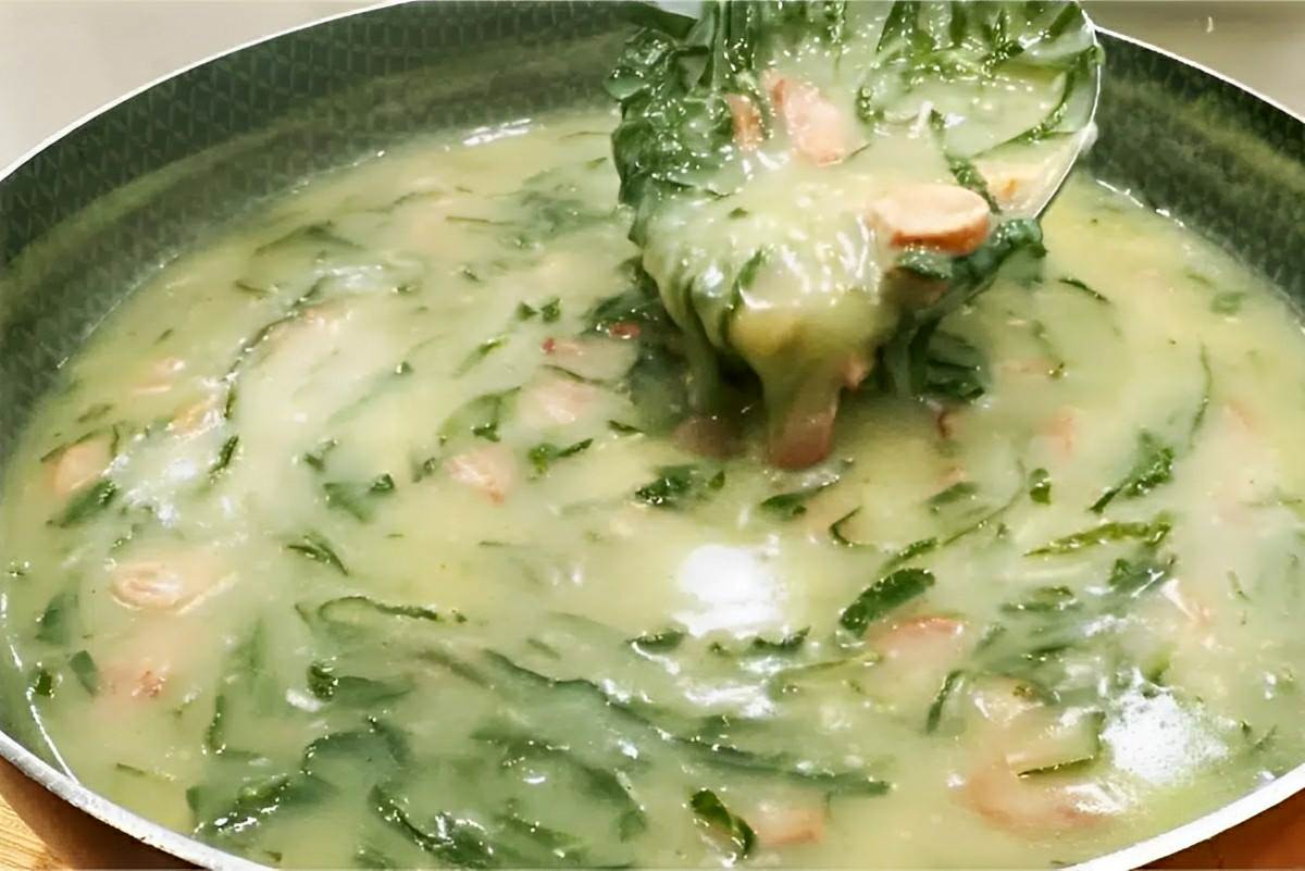 Caldo verde simples e delicioso para servir nas noites de inverno