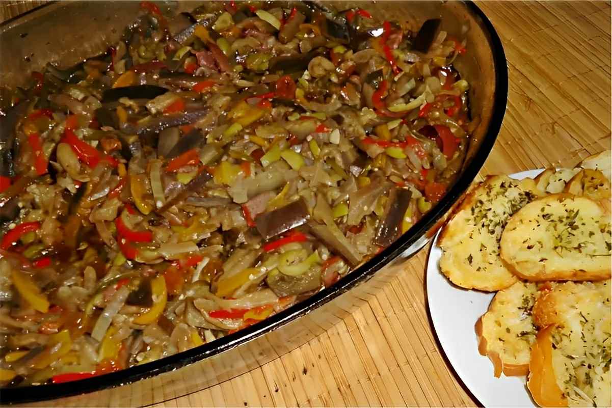 Caponata de berinjela deliciosa fácil de fazer e perfeita para servir com pães e torradas
