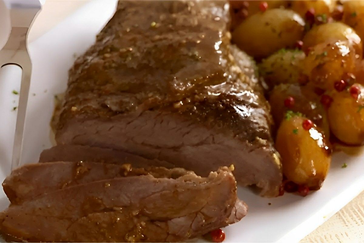 Carne assada na panela de pressão muito macia saborosa e fácil de fazer