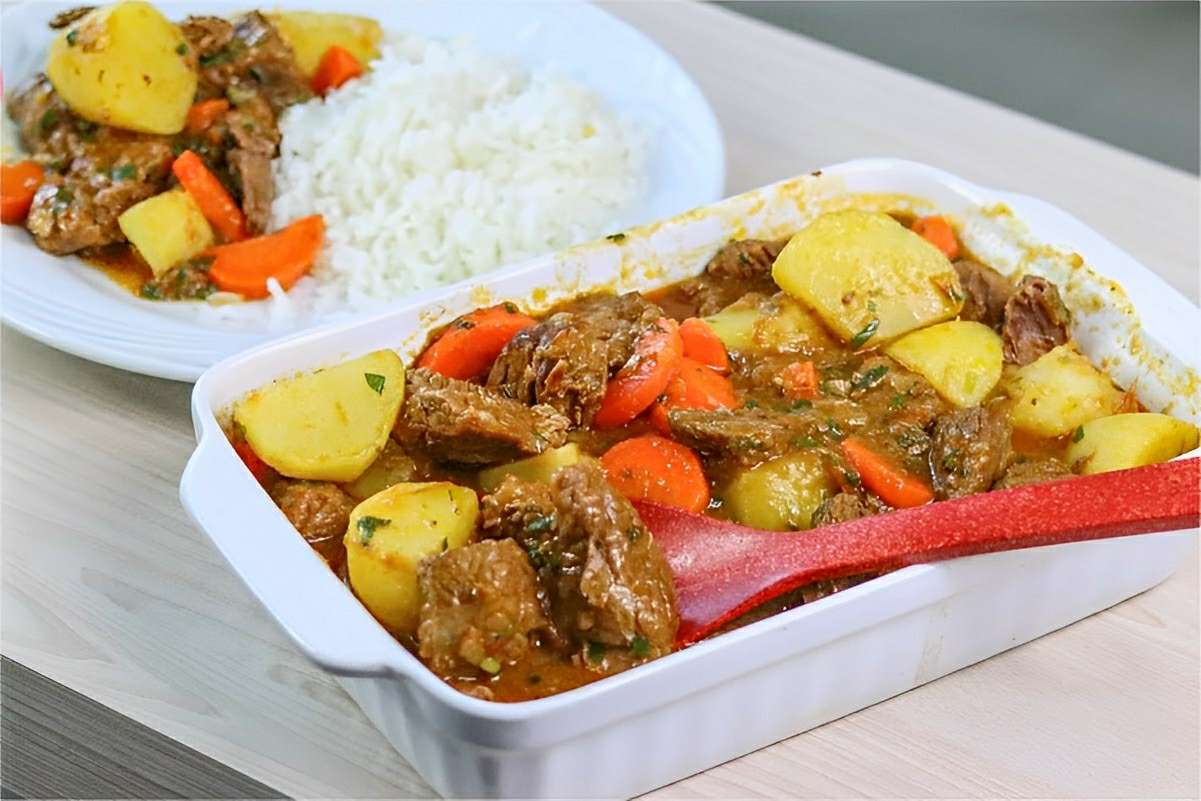 Carne de panela com batata da vovó deliciosa fácil de fazer e toda a família adora