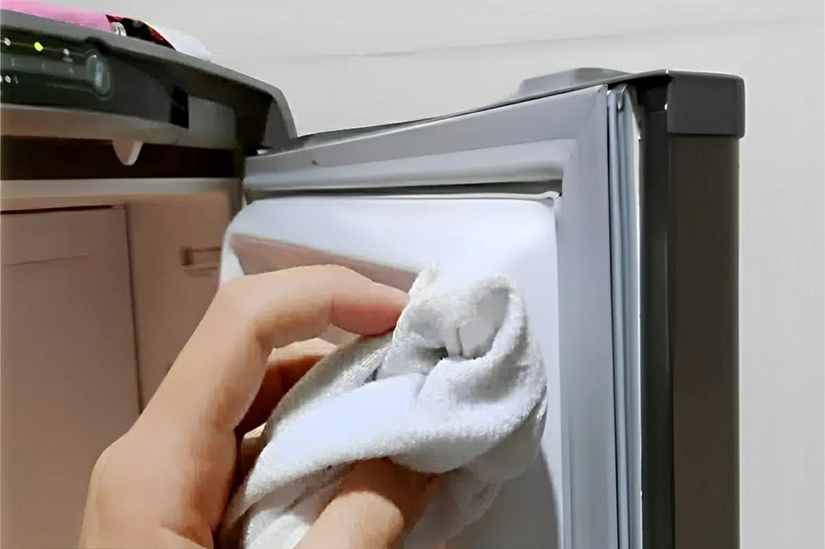 Como limpar borracha da geladeira de um jeito muito fácil com apenas 1 produto que você tem em casa