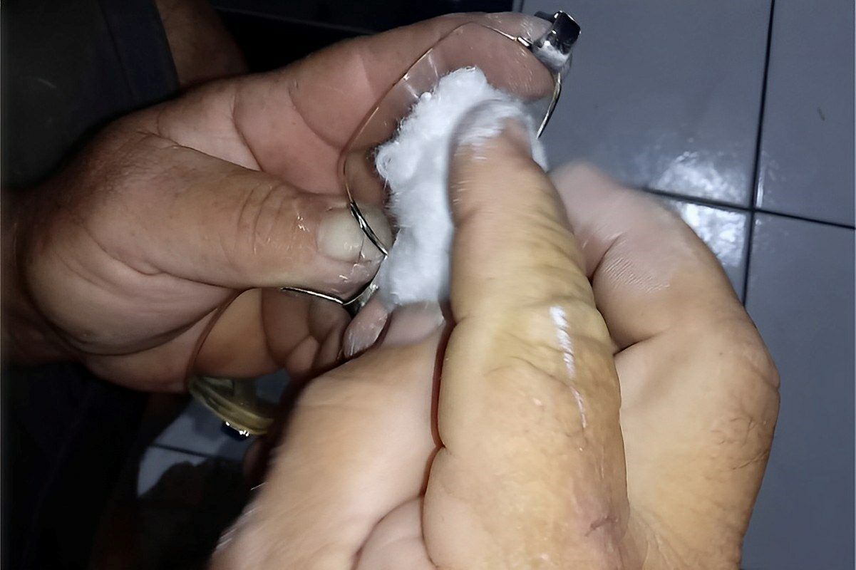 Como limpar óculos arranhados tirando todos os riscos com essa dica caseira