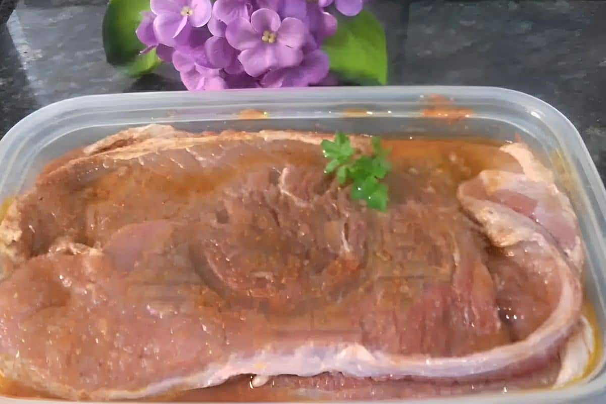 Como temperar bife de um jeito fácil que vai deixar sua carne muito mais suculenta e macia