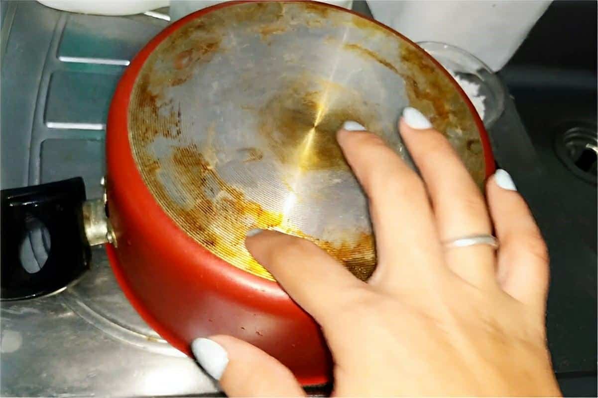 Como tirar gordura de panela sem palha de aço usando apenas 2 ingredientes que você tem em casa