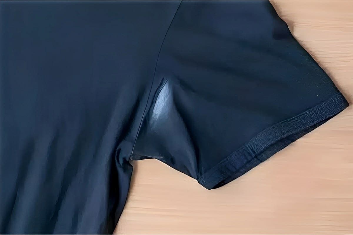 Usei um removedor mágico que não conhecia e recuperei várias camisetas com mancha de desodorante