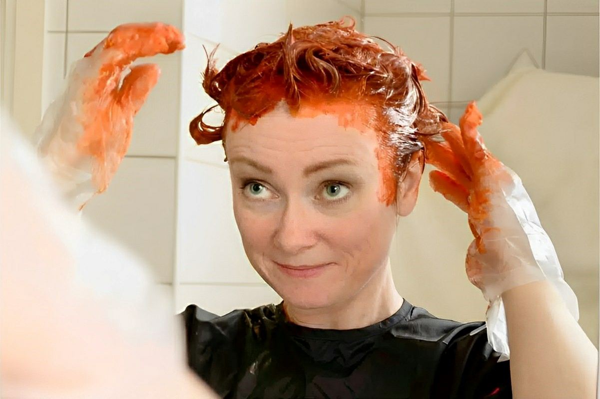 Como tirar tinta de cabelo da pele sem esforço e sem deixar resíduos usando 1 produto que você tem em casa