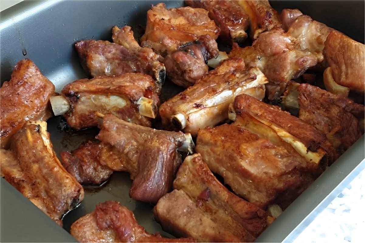 Costelinha de porco assada douradinha e deliciosa que fica pronta em 15 minutos