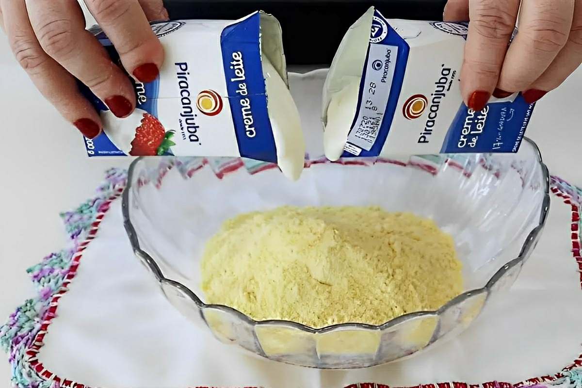 Joguei creme de leite no fubá e fiz um bolo simples e delicioso para o lanche da tarde