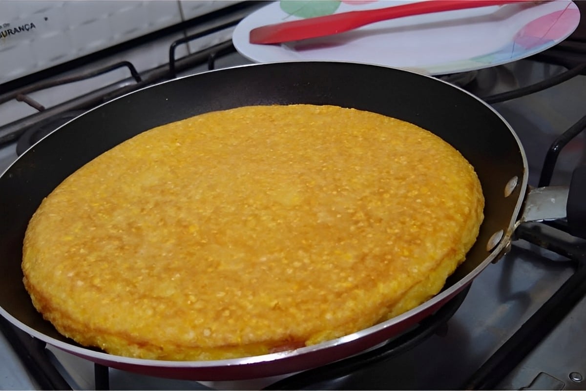 Cuscuz de frigideira recheado que fica pronto em 5 minutos é só misturar os ingredientes e fritar