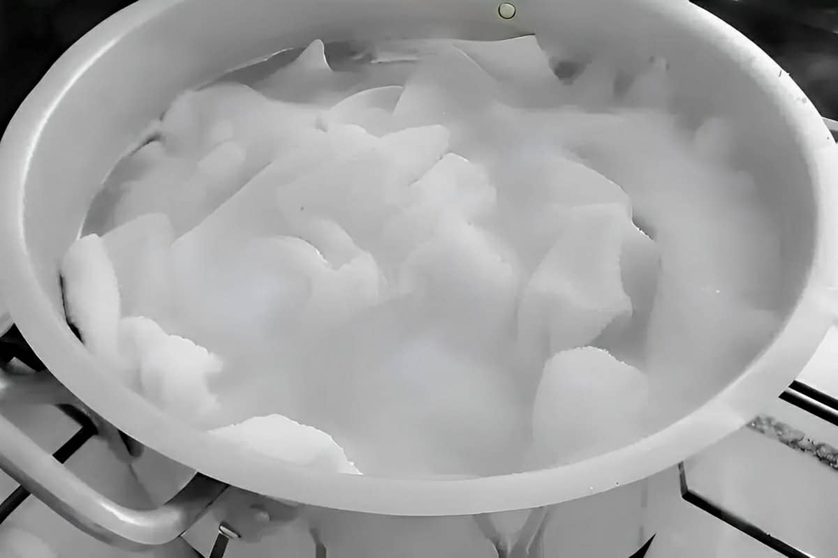 Dica para tirar amarelado das roupas brancas com apenas 2 ingredientes que você tem em casa