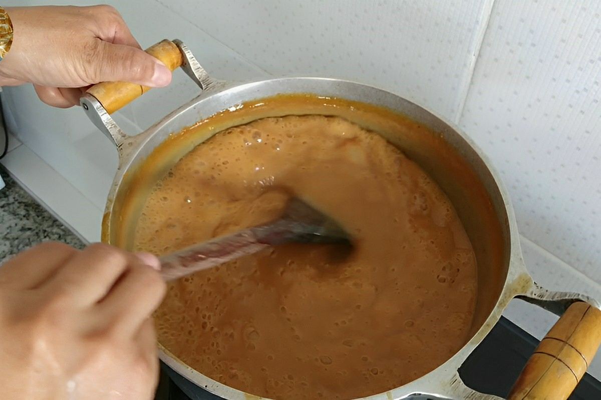 O melhor e mais fácil doce de leite cremoso caseiro feito com leite de caixinha