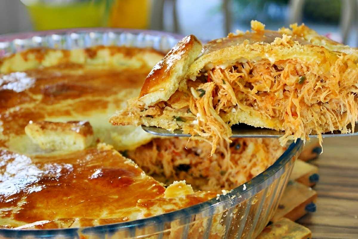 Empadão de frango fácil e rápido feito com massa de 2 ingredientes