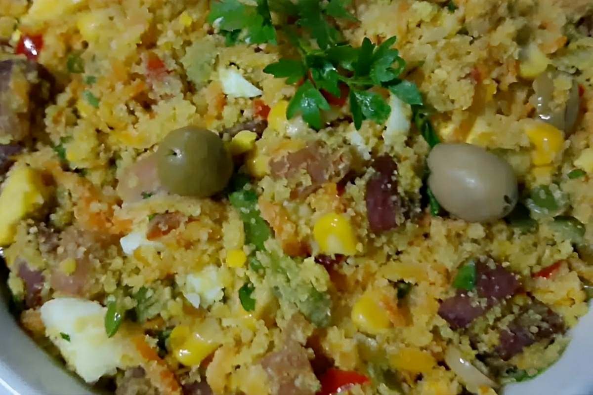Farofa simples e saborosa perfeita para servir no almoço de dia dos pais