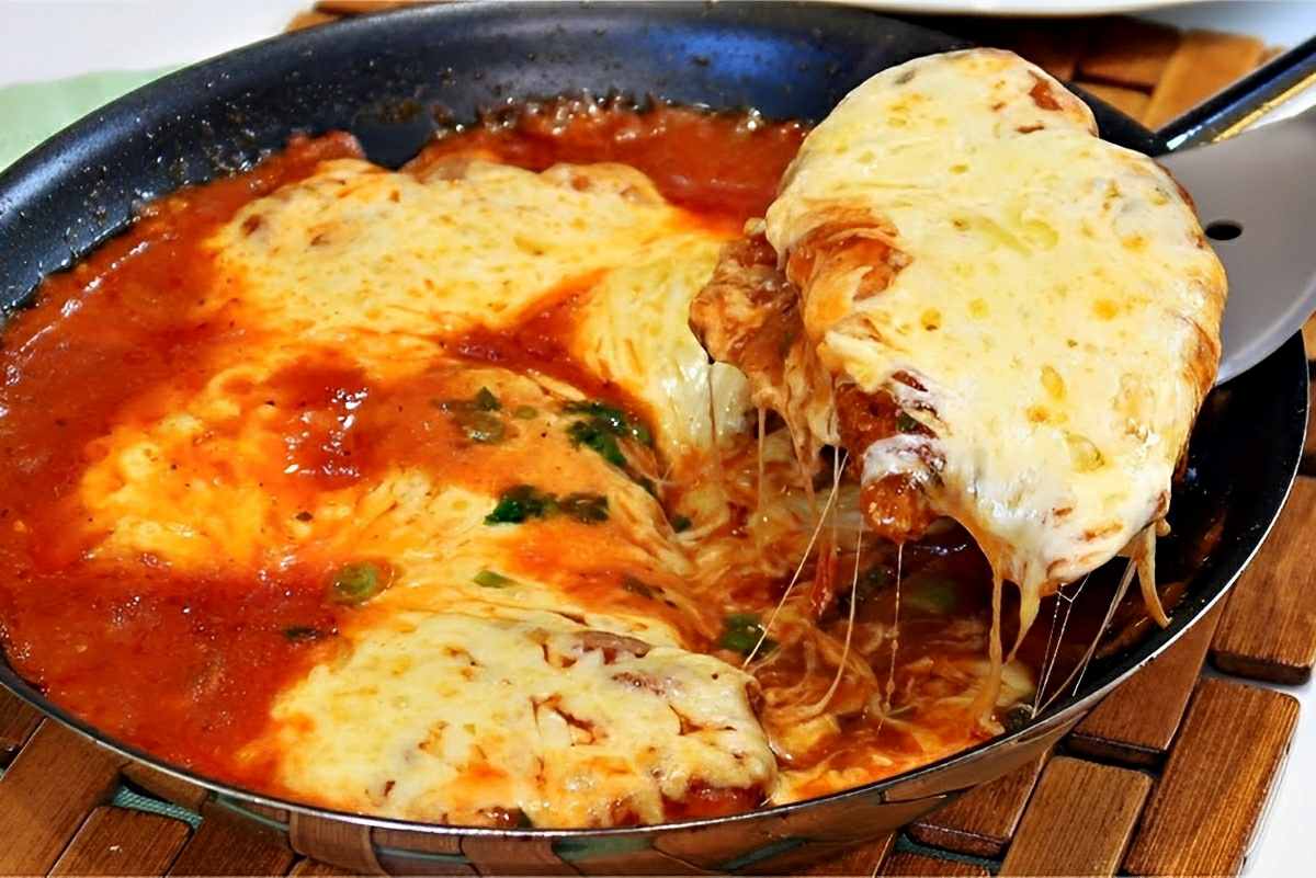 Frango à parmegiana na frigideira pronto em 10 minutos e perfeito para a sua refeição