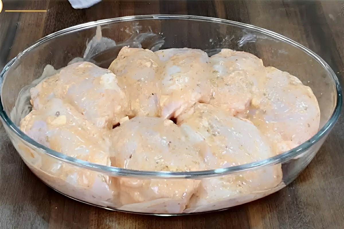 Frango assado na maionese delicioso fácil de fazer e perfeito para qualquer dia da semana