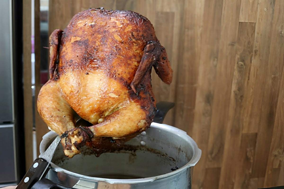 Frango assado na panela de pressão douradinho saboroso e fácil de fazer