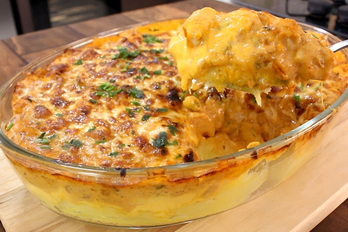 Frango com mandioca gratinado assado uma receita cremosa deliciosa e econômica para o dia a dia
