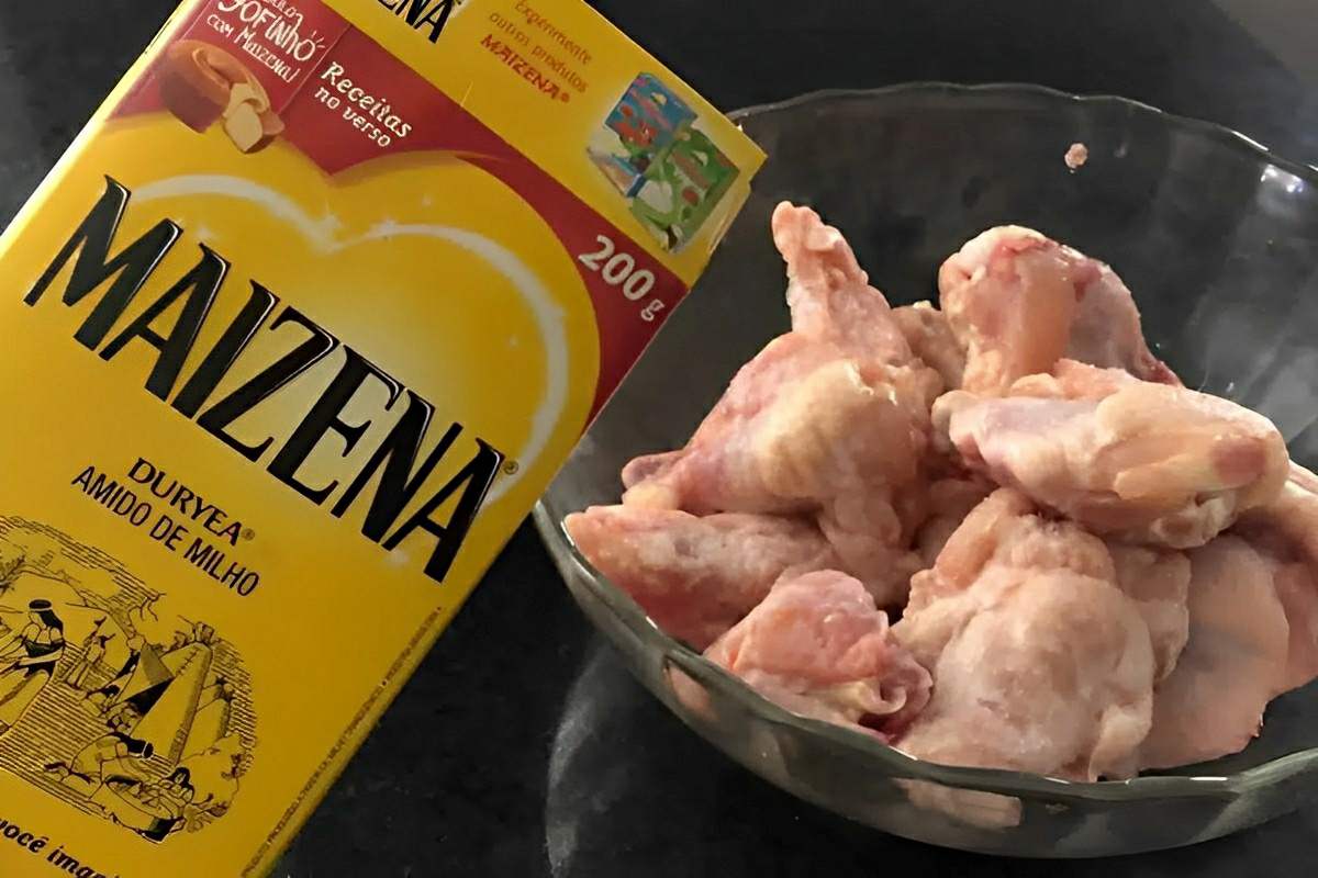 Frango frito crocante e suculento com um ingrediente bem simples que você tem em casa