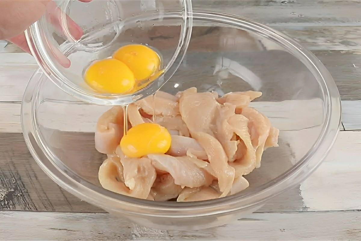 Juntei ovos no frango e preparei um frango frito delicioso e diferente para toda a família