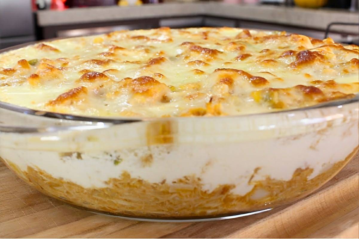O nome desse prato é Galinha Escandalosa e é feito de frango com requeijão gratinado no forno