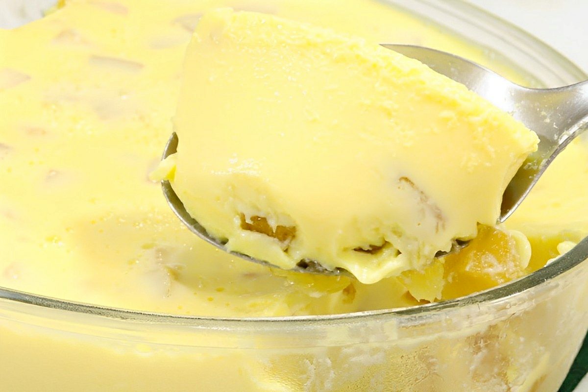 Gelado cremoso de abacaxi simples e delicioso a sobremesa perfeita para qualquer dia da semana