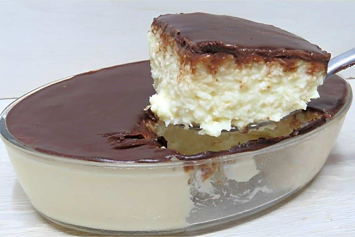 Gelado de coco cremoso ou prestígio de travessa uma sobremesa de dar água na boca