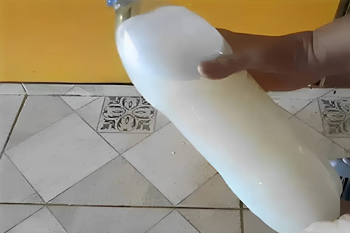 Limpa pisos caseiro poderoso feito com apenas 2 ingredientes para deixar o seu piso como novo