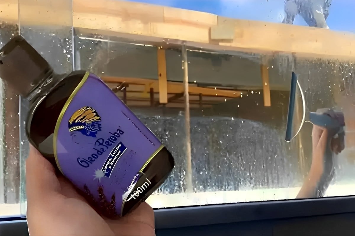 Limpa vidros caseiro simples e eficiente para tirar as manchas de água e deixar os vidros brilhando