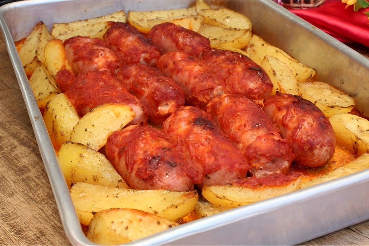 Linguiça com batata no forno uma receita econômica e deliciosa que vai agradar toda a família