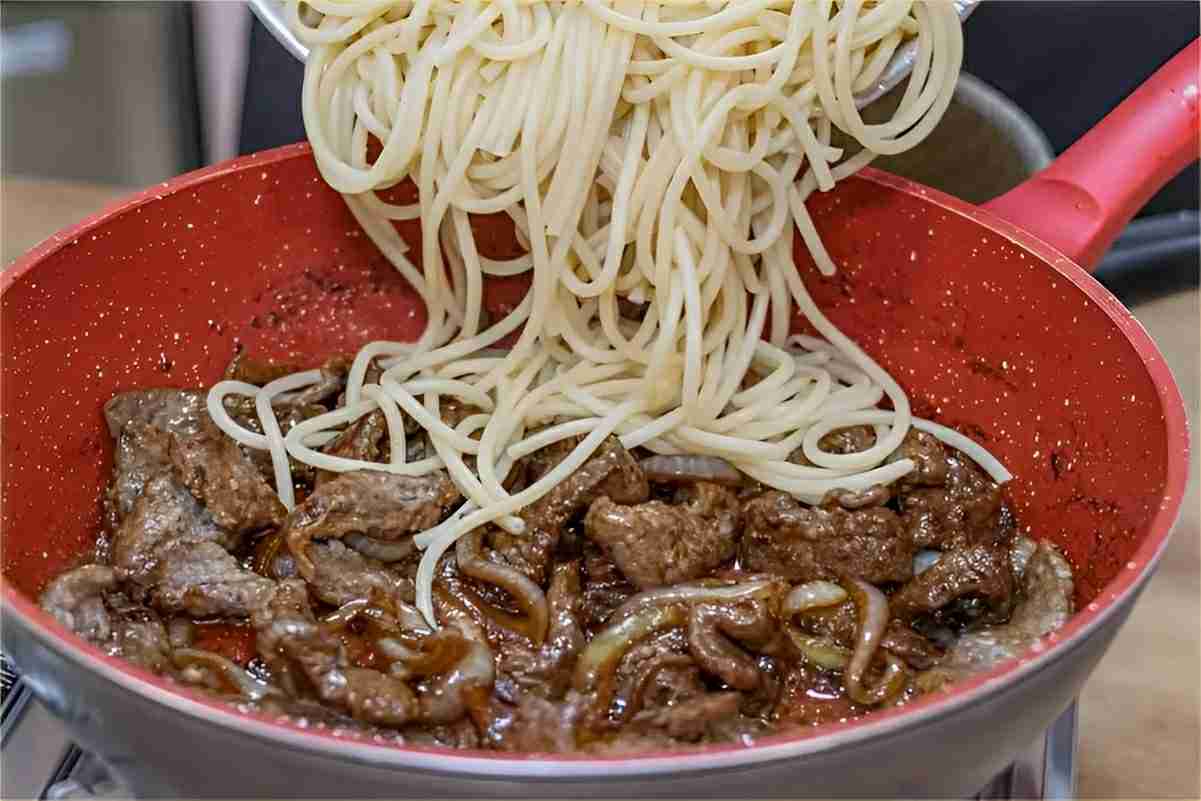 Macarrão ao bife acebolado um prato único fácil e delicioso para agradar toda família