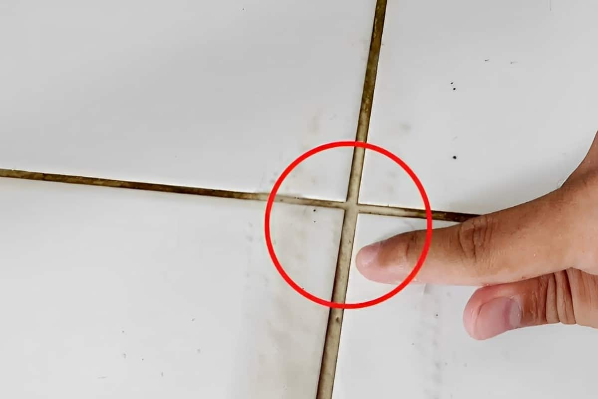 Misturinha japonesa de 3 ingredientes perfeita para limpar rejuntes encardidos