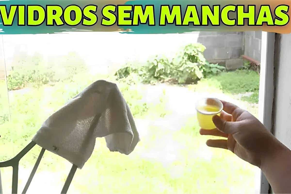 Basta essa misturinha mágica e um cabide para deixar seus vidros limpos e sem manchas